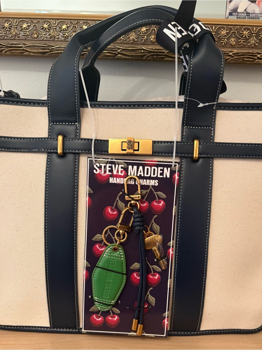 STEVE MADDEN BWEBBER-LRG LARGE TOTE/SHOULDER BAG & CHARMS NATURAL/NAVY NWT - Picture 4 of 9